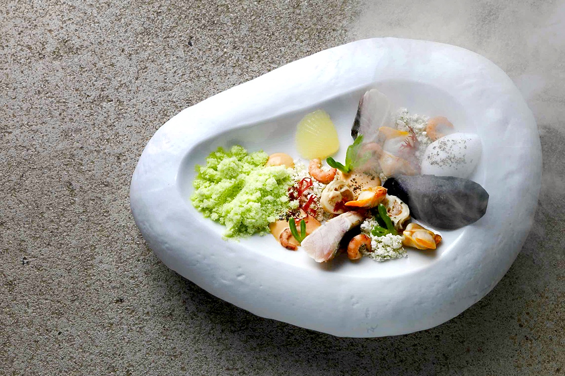 Gericht I: „Die Nordsee“ mit gefrorenem Dillstaub und japanischer Yuzu-Zitrone. Foto: © The Table / René Riis